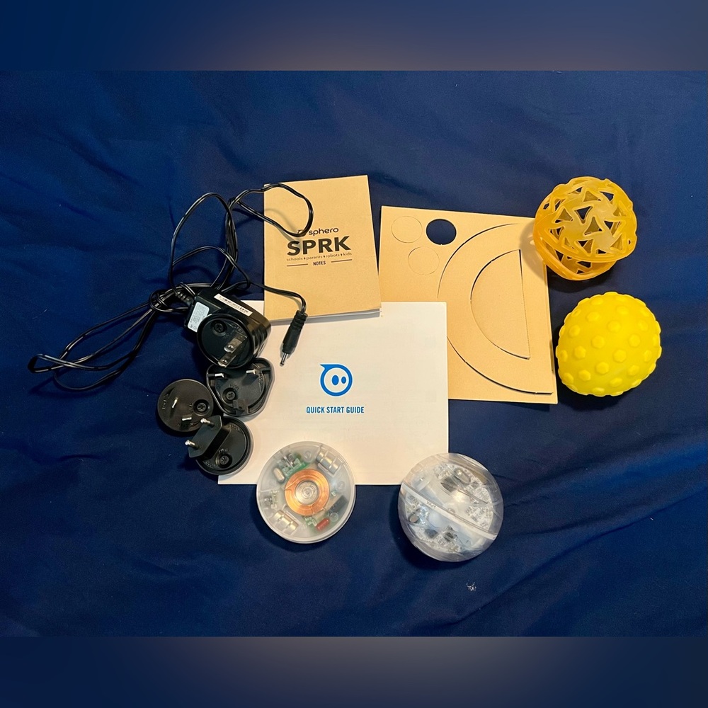 Sphero 2 SPRK Robotic Ball Model S003 With charger, 2 skins, guide. Complete set